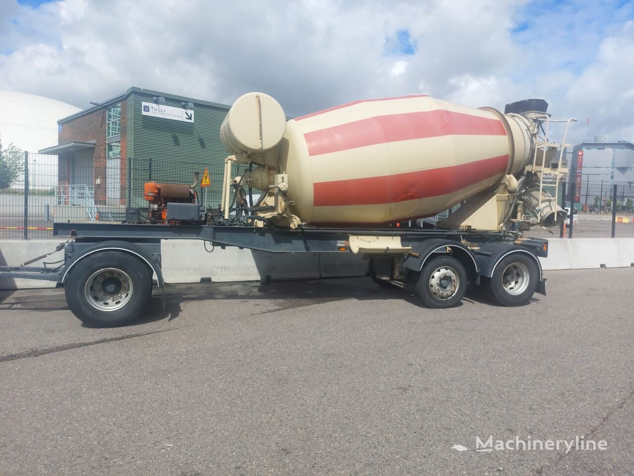Trailer with own engine 9m3 concrete mixer truck