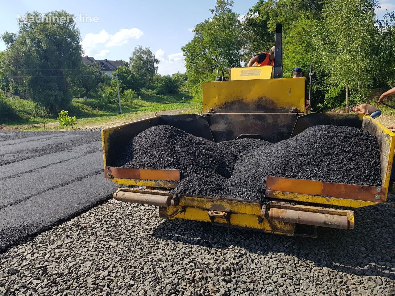 ABG Titan 111 crawler asphalt paver